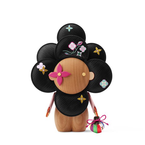 손에 복주머니를 들고, 루이 비통 상징물로 머리를 장식한 비비엔 인 서울 오브제. 비저너리 저니 서울 익스클루시브 캡슐 컬렉션. 사진 루이 비통