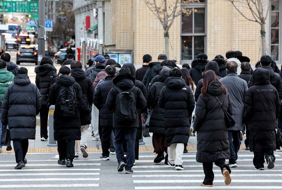 3일 서울 종로구 광화문네거리에서 패딩을 입은 시민들이 발걸음을 옮기고 있다. \뉴스1