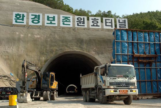 환경파괴 논란이 빚어진 KTX 천성산 터널 공사 현장. 공사 후 천성산 도롱뇽 생태에는 큰 변화가 없었다. [중앙포토]
