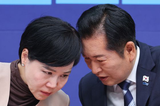 정청래 더불어민주당 대표와 전현희 최고위원이 지난 26일 서울 여의도 국회에서 열린 최고위원회의에서 대화하고 있다. 뉴스1