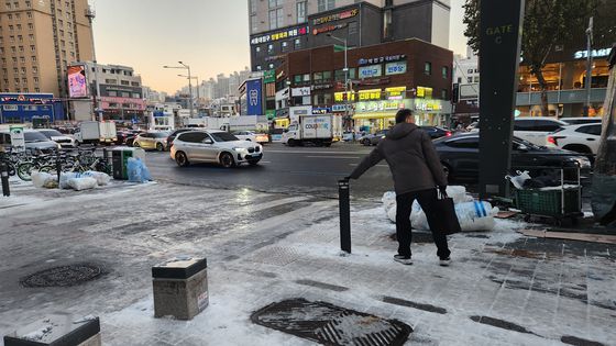 5일 오전 사당역에서 출근 버스를 기다리고 있는 시민들의 모습. 이규림 기자