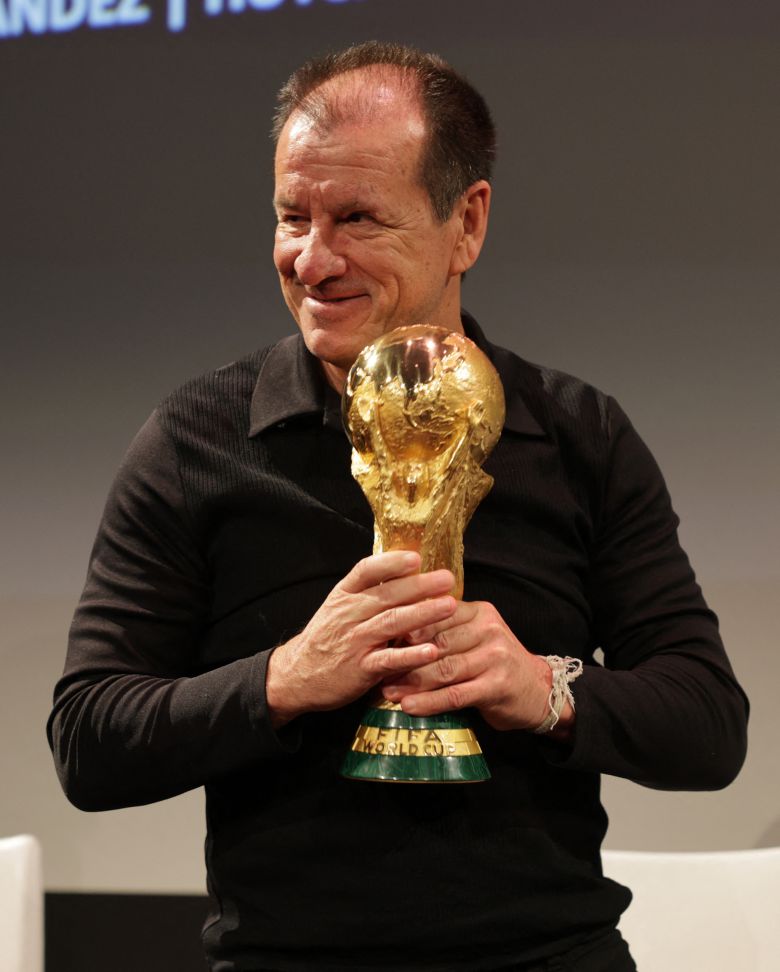 월드컵 우승 트로피를 든 브라질 둥가. 로이터=연합뉴스