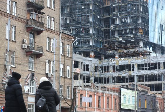 우크라이나 수도 키이우에 2023년 러시아의 미사일 공격을 받은 삼성전자 입주 건물이 파손된 채로 방치되어 있다. 연합뉴스