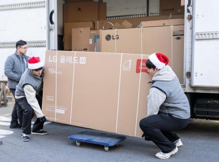 LG 박해민(왼쪽)과 홍창기가 4일 서울 송파구 장애인 거주시설 신아원과 임마누엘집을 방문해 LG 전자 TV를 선물하고 있다. 사진 LG 트윈스