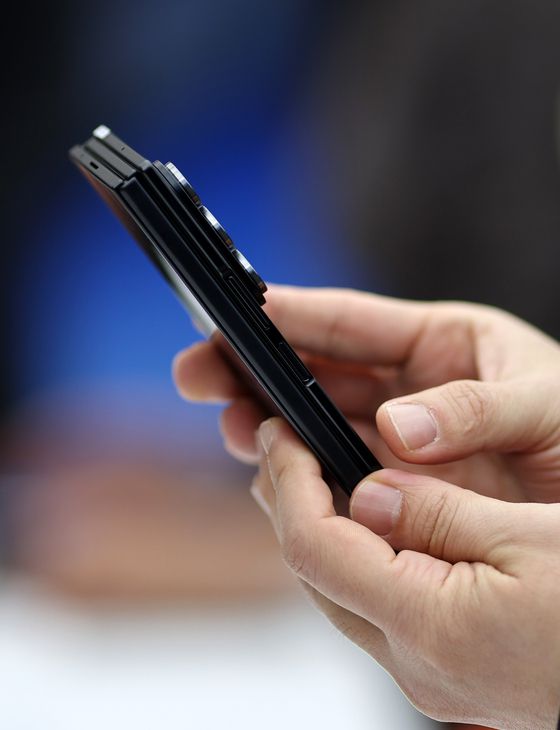 2일 서울 삼성 강남에서 열린 '삼성전자 갤럭시Z 트라이폴드 출시 미디어데이'에서 방문객들이 갤럭시Z 트라이폴드를 체험해보고 있다. 연합뉴스