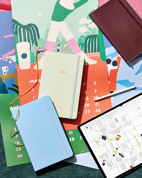 스타벅스가 크리스마스 시즌 음료·푸드·굿즈 등을 선보였다. 또한 이달 말까지 ‘겨울 e-프리퀀시’ 이벤트를 진행, 플래너·디지털 플래너 등을 증정한다. [사진 스타벅스]