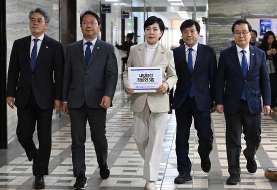 전현희 의원이 지난 3일 법원조직법·변호사법·법관징계법 개정안을 제출하기 위해 국회 의안과로 향하고 있다. 연합뉴스