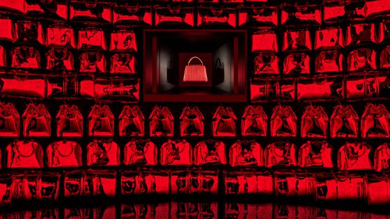 문화 체험형 공간의 백미였던 협업 룸. 박서보 화백과 협업했던 아티카퓌신 백을 포함해 다양한 아티스트 협업 작품을 모티브로 예술적 공간을 설계했다. 사진 루이 비통