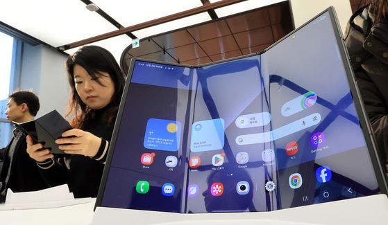 2일 서울 서초구 삼성 강남에서 열린 '삼성전자 갤럭시Z 트라이폴드 출시 미디어데이'에서 취재진들이 갤럭시Z트라이폴드를 체험하고 있다. 뉴스1