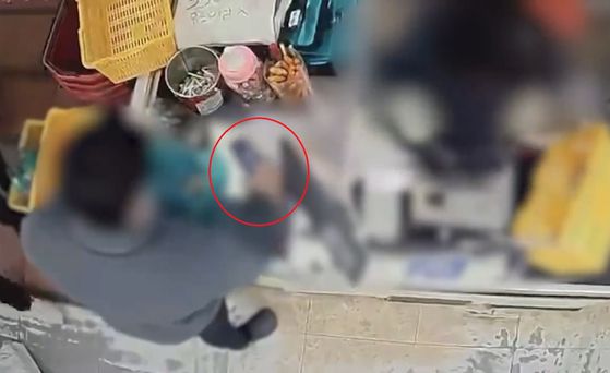 지난 3일 오후 경남 창원의 한 모텔에서 발생한 '흉기 난동 사건. 피의자 A씨(20대)가 모텔에 들어가기 직전 인근 마트에서 범행 도구로 사용된 흉기(빨간색 동그라미)를 구입하고 있다. 이 사건으로 10대 남녀 중학생 3명이 흉기에 찔려 2명이 숨지고 1명이 크게 다쳤다. 사진 경남경찰청 제공 영상 캡처