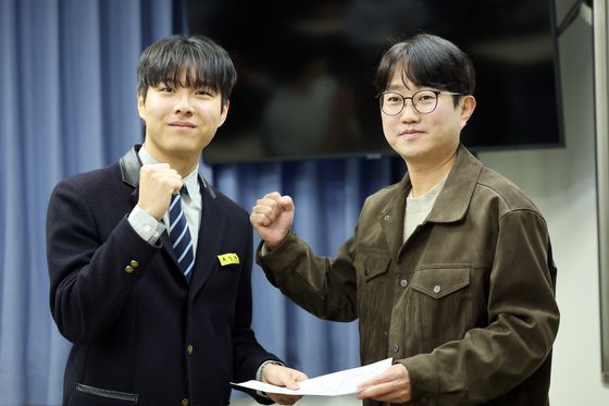 2026학년도 수능 성적표 배부일인 5일 오전 광주 서구 서석고등학교에서 수능 만점자 재학생 최장우군이 정승균 담임교사로부터 성적표를 받으며 기념사진을 찍고 있다. 연합뉴스