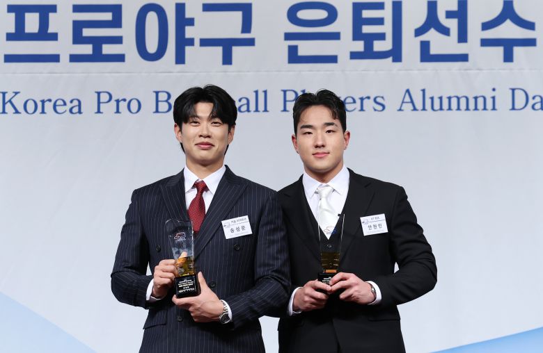송성문(왼쪽)과 안현민이 5일 각각 한국프로야구 은퇴선수협회 최고의 선수상과 신인상을 수상했다. 뉴스1
