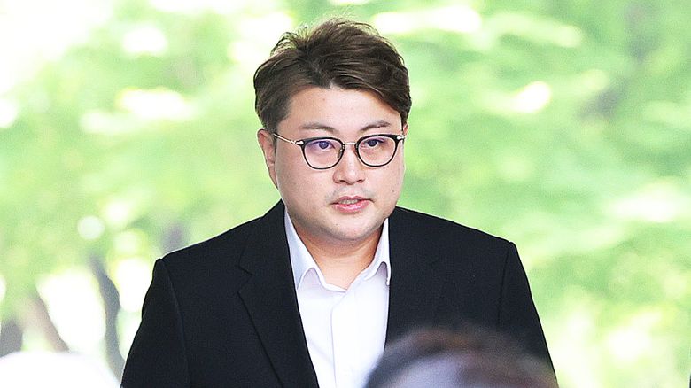 ‘음주 뺑소니’ 혐의를 받는 가수 김호중이 지난해 5월 24일 특정범죄가중처벌법상 위험운전치상·도주치상, 도로교통법상 사고후 미조치, 범인도피방조 혐의로 서울 서초구 서울중앙지방법원에서 열린 구속 전 피의사 심문(영장실질심사)에 출석하고 있다. 뉴스1