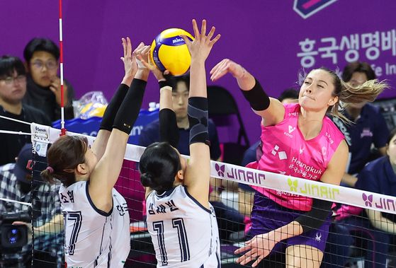 한국인 할머니를 둔 레베카는 2021~22시즌을 다 마치지 못한 채 한국을 떠났지만, 올 시즌 흥국생명 유니폼을 입고 V리그로 돌아와 맹활약하고 있다. [연합뉴스]