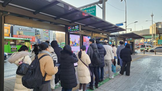 5일 오전 8시쯤 사당역에서 환승을 기다리는 시민들이 줄 지어 서 있다. 이규림 기자