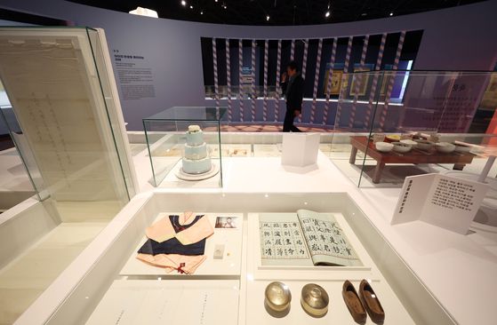 서울 종로구 국립민속박물관에서 특별전 '출산, 모두의 잔치'가 열리고 있다.   이번 전시는 출산으로 맺어지는 관계와 그 안에 담긴 다양한 이야기를 조명, 백일 저고리, 아빠가 쓴 육아일기 등 328건의 전시자료를 선보인다. 연합뉴스