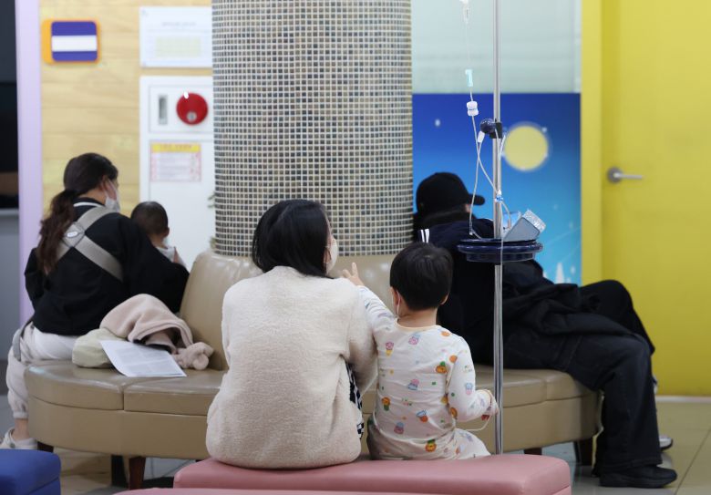 독감 유행이 이어지는 가운데, 지난달 28일 경기 오산의 한 어린이병원을 찾은 환자들이 진료를 기다리고 있다. 뉴스1