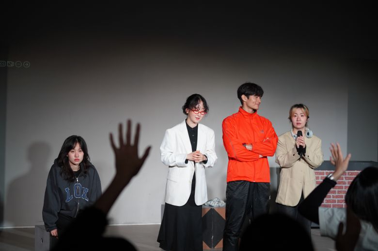 〈팝업 아니긴 해〉 공연 모습