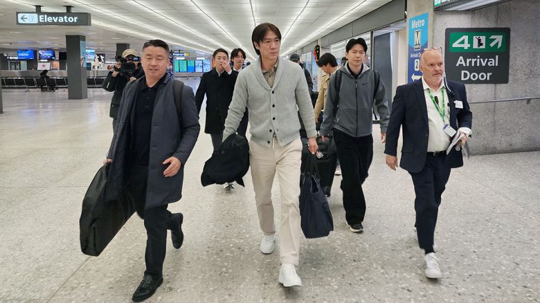 홍명보(가운데) 축구대표팀 감독이 2026 북중미 월드컵 조 추첨식 참석을 위해 3일(현지시간) 워싱턴DC 인근 덜레스 국제공항을 통해 입국했다. 연합뉴스