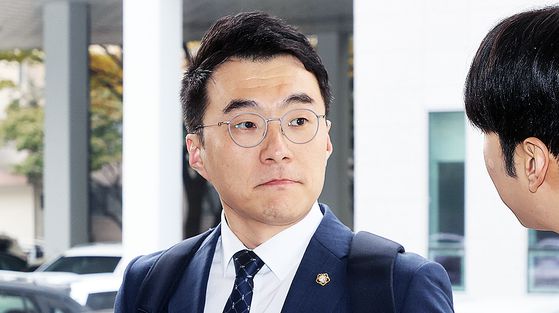 문진석 더불어민주당 원내운영수석부대표가 지난 2일 오후 국회 본회의장에서 김남국 대통령비서실 국민디지털소통비서관과 인사청탁으로 보이는 문자메시지를 나누고 있다. [사진 뉴스핌]