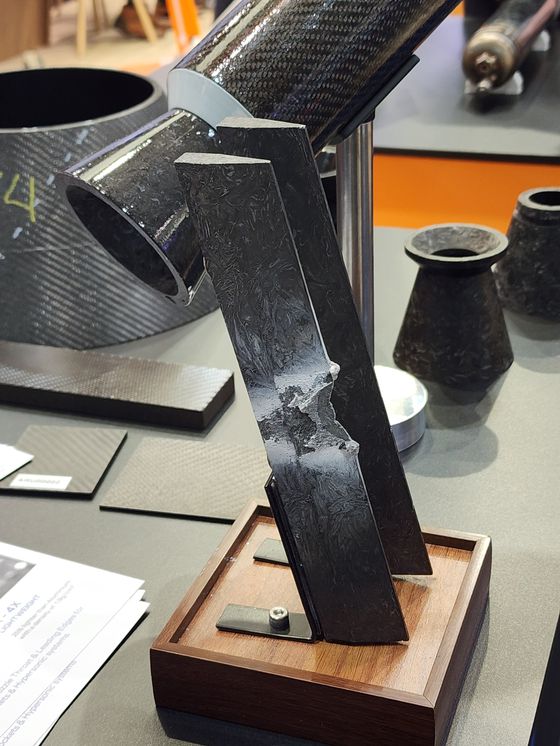 네덜란드 국방부 부스에 자리한 스타트업이 개발한 1600도 온도를 2시간 견딜 수 있는 탄소-세라믹 복합재. 최현호