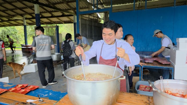 지원 활동에 참여한 토미 리 셰프가 음식을 조리하고 있다. (사진 제공=(사)월드쉐어)
