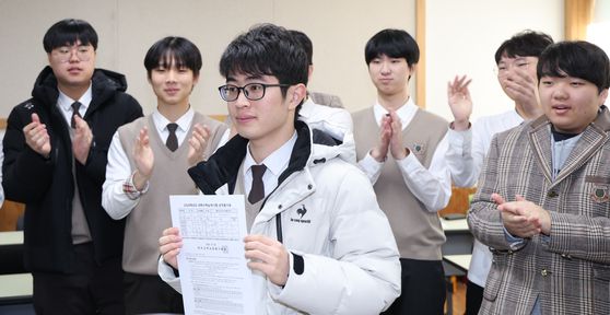 2026학년도 대학수학능력시험 성적표 배부일인 5일 전주한일고 3학년 교실에서 '수능 만점자' 이하진(18)군이 친구들의 축하를 받고 있다. 뉴스1