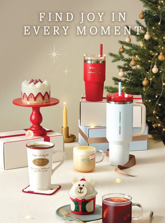 스타벅스가 12월 31일까지 클래식 뱅쇼 히비스커스 티, 캐모마일 허니 티 라떼, 딸기 프레지에 케이크, 산타 베어리스타 케이크와 같이 연말 분위기 가득한 음료·푸드·굿즈·기프트 상품을 선보이며 크리스마스 시즌을 전개한다. [사진 스타벅스]