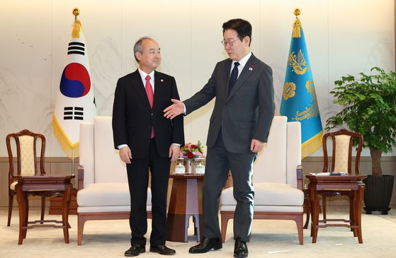 이재명 대통령이 5일 서울 용산 대통령실청사에서 손정희 소프트뱅크 회장을 접견하고 있다. 대통령실사진기자단