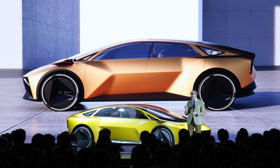 카림 하비브 기아 글로벌디자인 담당 부사장이 5일 경기 용인시 처인구 기아 비전스퀘어에서 열린 '기아 80주년 기념식'에서 다가올 80년 비전을 담은 미래 콘셉트카 ‘비전 메타투리스모’를 공개하고 있다. 뉴스1