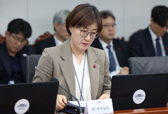 이날 회의에 불참한 김남국 대통령실 디지털소통비서관의 자리. 대통령실은 “김 비서관이 이날 사직서를 제출했으며 해당 사직서는 수리됐다”고 밝혔다. [사진 대통령실사진기자단]