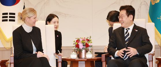 이재명 대통령이 지난 3일 용산 대통령실에서 커스티 코번트리 IOC 위원장을 접견하고 있다. 연합뉴스