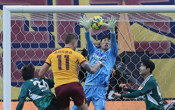 6일 오후 서울 마포구 월드컵로 서울월드컵경기장에서 열린 광주FC와 전북현대의 2025 하나은행 코리아컵 결승전에서 광주 프리드욘슨이 후반 동점골을 터트리고 있다. 뉴스1