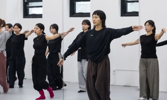 한국무용의 기본 팔사위를 묶어놓은 ‘12체’를 시연하는 기무간. 최기웅 기자