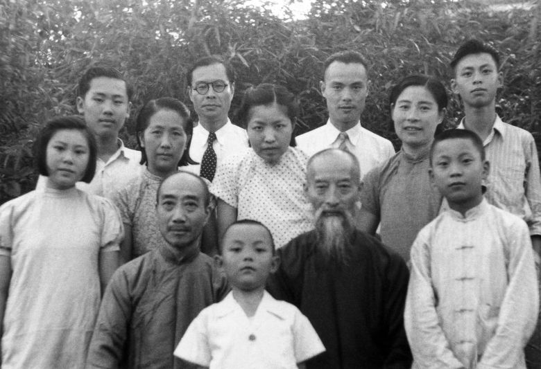 타이저우 친척들과 함께. 어두운 재킷에 수염을 기른 분이 나의 할아버지다.