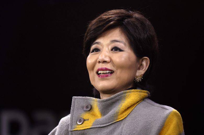 미국 사업가이자 올랭피크 리옹의 회장인 미셸 강이 지난해 30일(현지시간) 프랑스 중동부 데신-샤르피외에 위치한 파르크 올랭피크 리옹 경기장에서 열린 올랭피크 리옹(OL)과 FC 낭트의 프랑스 리그 1(L1) 축구 경기를 앞두고 지켜보고 있다. AFP=연합뉴스