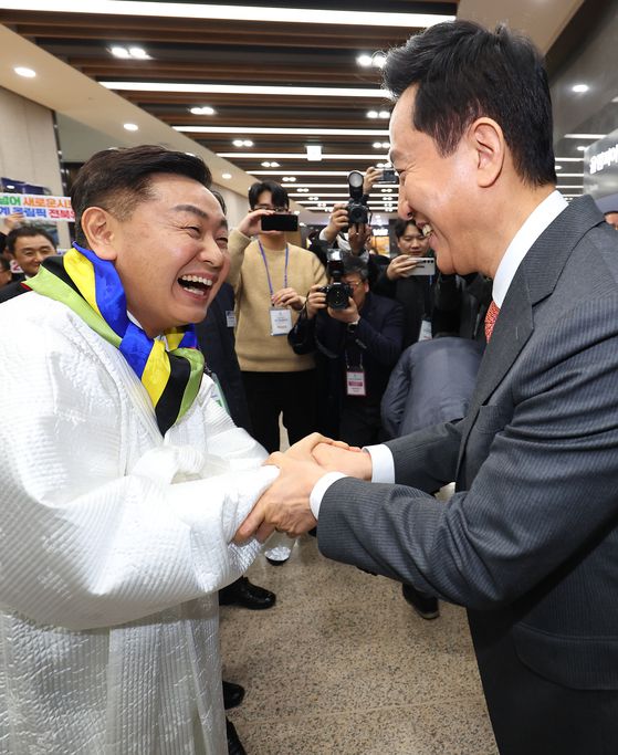 지난 2월 28일 서울 송파구 올림픽파크텔에서 열린 대한체육회 대의원총회에서 2036 하계올림픽 유치에 도전하는 오세훈 서울시장(오른쪽)이 PT 발표를 마친 뒤 총회장을 나서면서 김관영 전북지사와 악수하고 있다. 전북도는 이날 총 61표 중 49표를 얻어 서울(11표)을 꺾고 2036 하계올림픽 유치 국내 후보 도시로 선정됐다. 연합뉴스