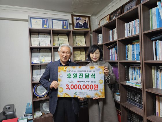 한국지역난방공사 용인지사가 지난달 용인푸른꿈청소년쉼터를 방문해 300만원 상당의 후원물품을 전달했다. 사진 용인푸른꿈청소년쉼터