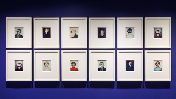 에스파스 루이 비통에서 진행 중인 ‘앤디 워홀, 시리얼 포트레이트’ 전시. 사진 루이 비통·앤디 워홀 시각 예술 재단 ©Jérémie Souteyrat