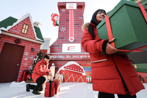 1일 오후 서울 종로구 광화문광장에 ‘사랑의 온도탑’이 서 있다. 사랑의열매는 이날부터 내년 1월 31일까지 ‘희망 2026 나눔 캠페인’을 진행한다. 김경록 기자