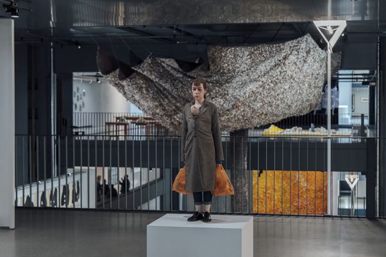 론 뮤익의 ‘쇼핑하는 여인’(2013). 사진 까르띠에 ©Cyril Marcilhacy