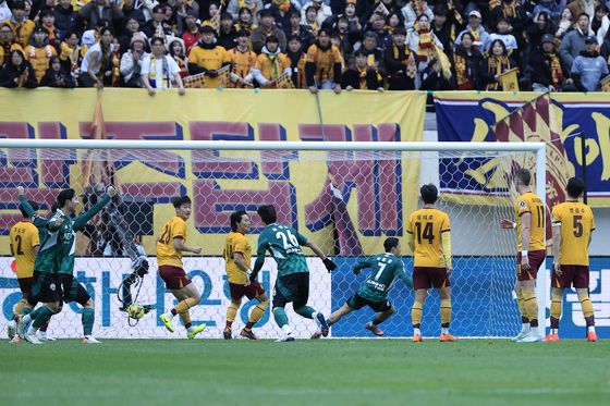 6일 오후 서울 마포구 월드컵로 서울월드컵경기장에서 열린 광주FC와 전북현대의 2025 하나은행 코리아컵 결승전에서 전반 전북 이동준이 선제골을 터트리고 있다. 뉴스1