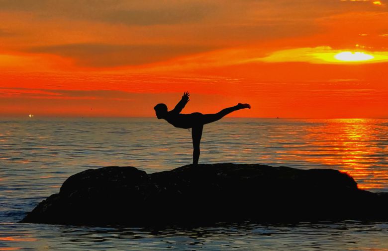 강릉 강문 해변에서 헤엄쳐 바위섬에 올라 균형을 잡고 포즈를 취하고 있는 김영선 회장. 사진 김영선