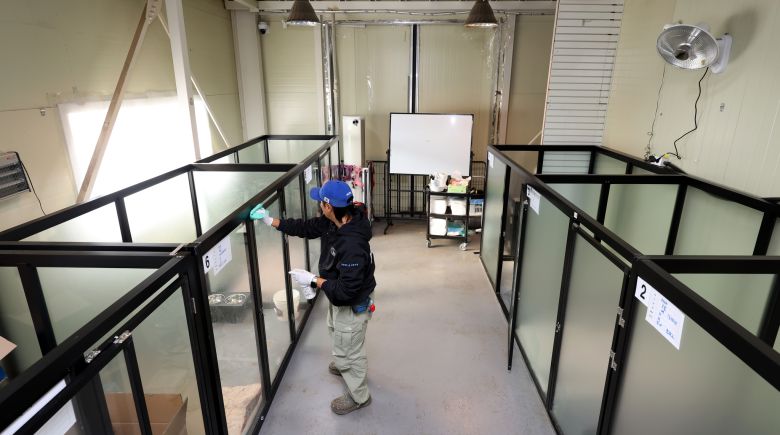 송 대표가 대형견들이 지내는 견사를 청소하고 있다. 장진영 기자