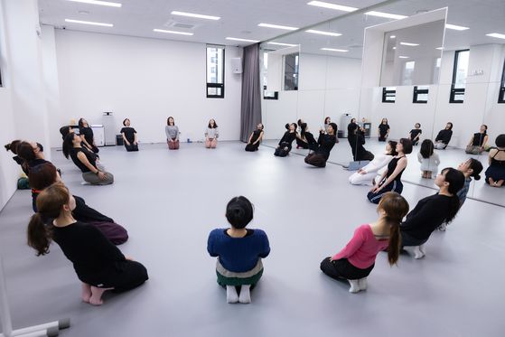 한국무용을 잘 추기 위한 기초가 되는 코어 힘 강화 훈련. 최기웅 기자