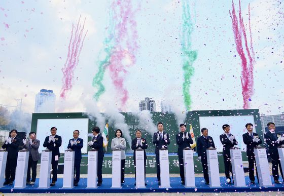 강기정 광주시장이 지난달 20일 오후 북구 옛 전방·일신방직 부지에서 열린 '더현대 광주 착공식'에 참석해 축하 발파 퍼포먼스를 하고 있다. 뉴스1