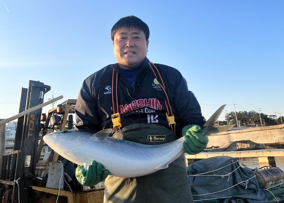 양준혁씨가 자신의 양식장에서 기른 방어를 들어보이고 있다. [사진 양준혁]