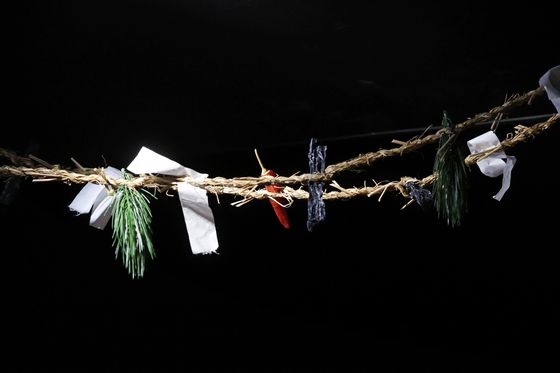 전시장 입구에 걸린 ‘출산 금줄’. 남아엔 고추를, 여아엔 숯을 달아 나쁜 기운으로부터 아이를 보호한다는 의미가 있다. [뉴시스]