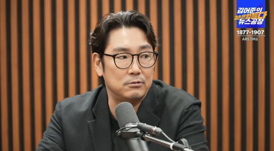 사진 왼쪽부터 황기철 국가보훈처장, 우원식 더불어민주당 의원, 배우 조진웅. 우원식 의원 페이스북 캡처