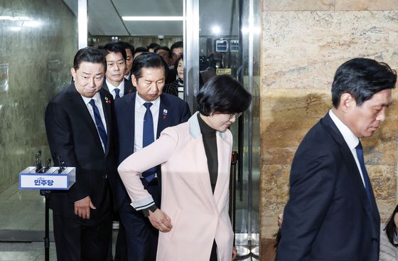 법제사법위원장인 더불어민주당 추미애 의원이 8일 국회에서 열린 비공개 의원총회에 참석하고 있다. [연합뉴스]